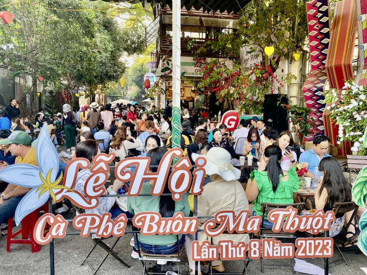 Thousands enjoy free coffee in Buon Ma Thuot - 1 Thousands enjoy free coffee in Buon Ma Thuot - 1