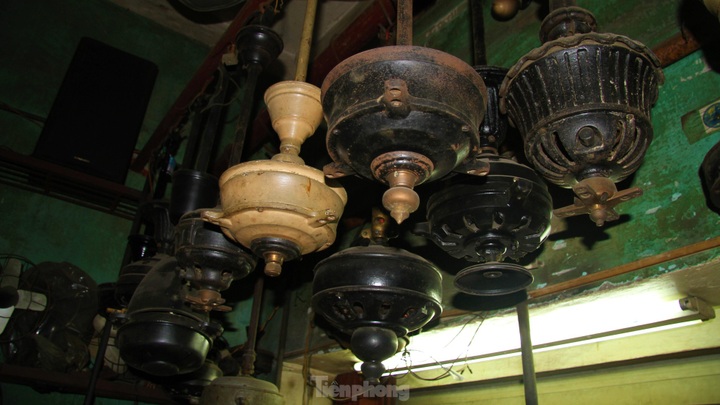Hanoi family preserves vintage fans - 3 Hanoi family preserves vintage fans - 3