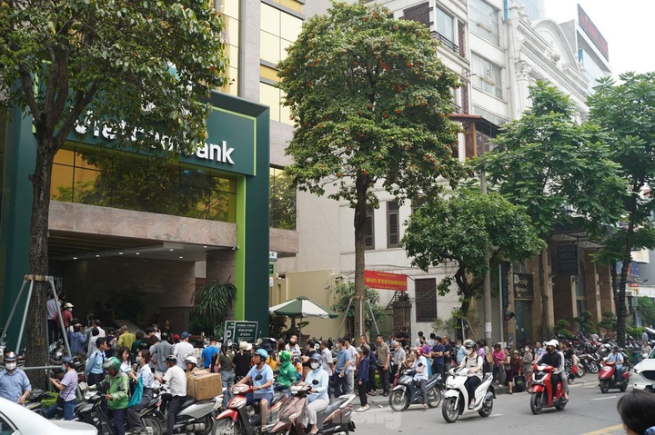 Hanoians rush to buy gold from banks - 4