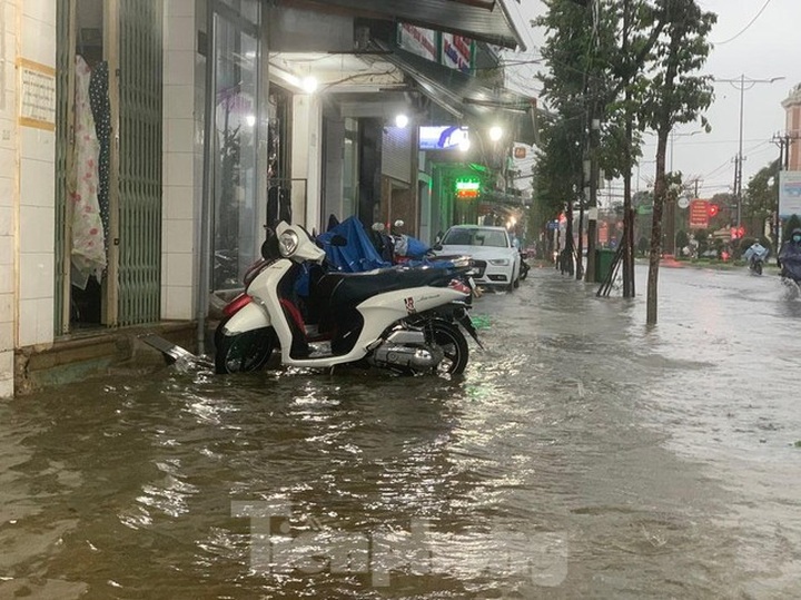 Quang Ngai flooded after heavy rain - 1
