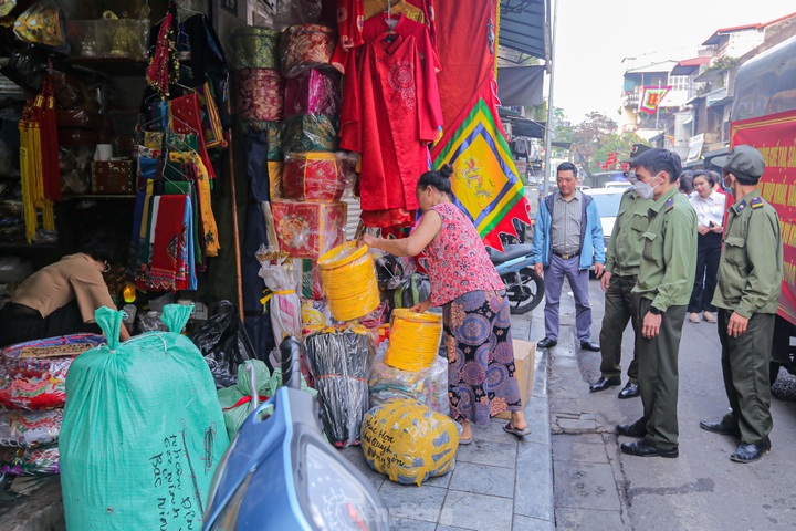 Hanoi cracks down pavement violations - 3