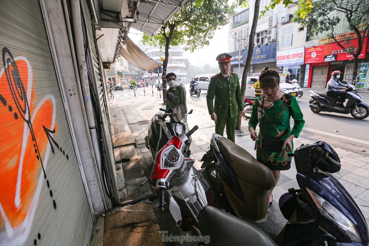Hanoi cracks down pavement violations - 5