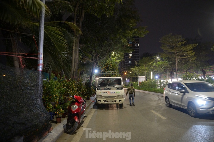 Hanoi bonsai sellers guard trees at night - 5 Hanoi bonsai sellers guard trees at night - 5