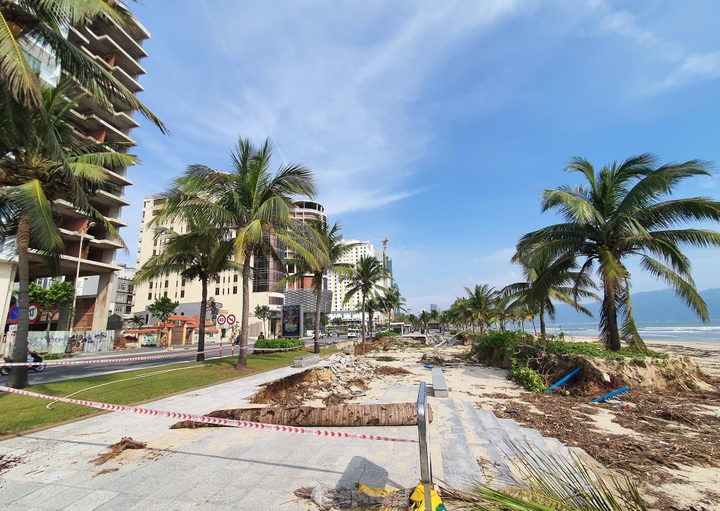 Danang beaches seriously damaged by floods - 1