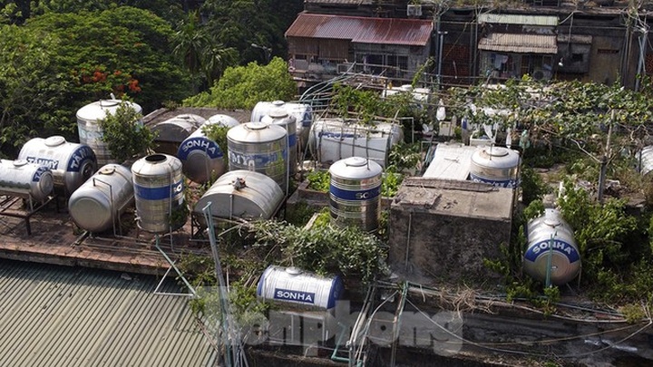 Rooftop water tanks pose dangers in Hanoi - 2