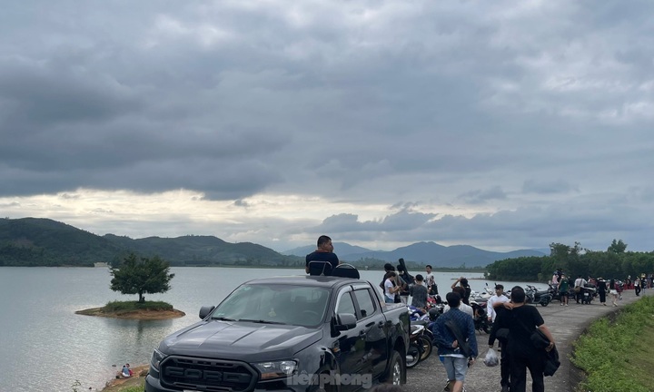 Unsafe Quang Nam reservoir does not deter tourists - 2