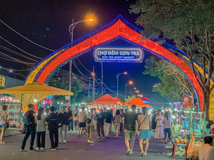 Danang to close popular riverside night market - 1 Danang to close popular riverside night market - 1