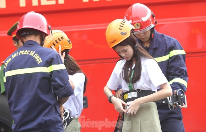 Binh Duong students experience firefighting training - 4
