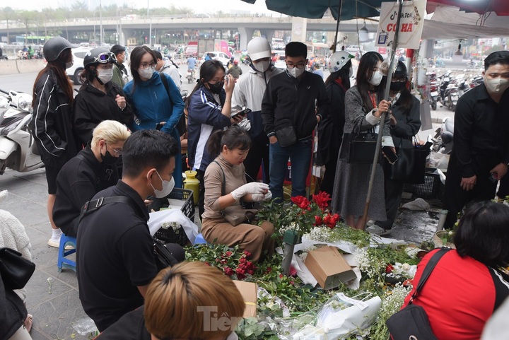 Hanoi, HCM City busier on Women’s Day - 6