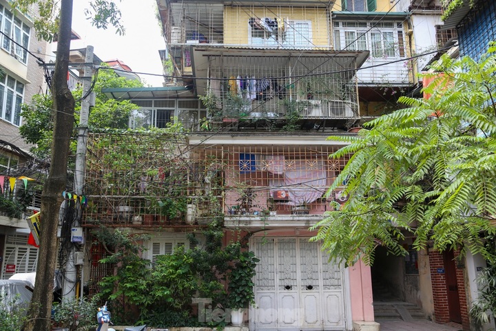 Caged-balcony houses in Hanoi block firefighter access - 4