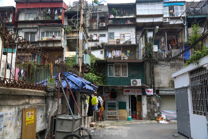 Caged-balcony houses in Hanoi block firefighter access - 3