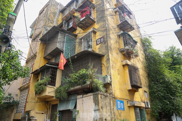 Caged-balcony houses in Hanoi block firefighter access - 2