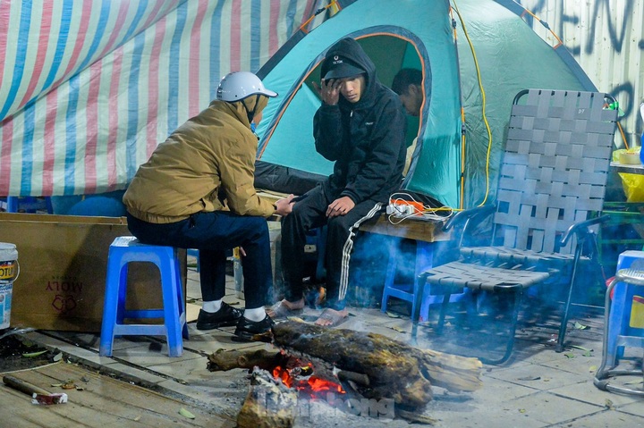 Hanoi bonsai sellers guard trees at night - 3 Hanoi bonsai sellers guard trees at night - 3