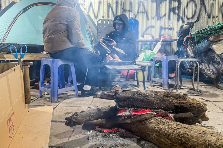 Hanoi bonsai sellers guard trees at night - 4 Hanoi bonsai sellers guard trees at night - 4