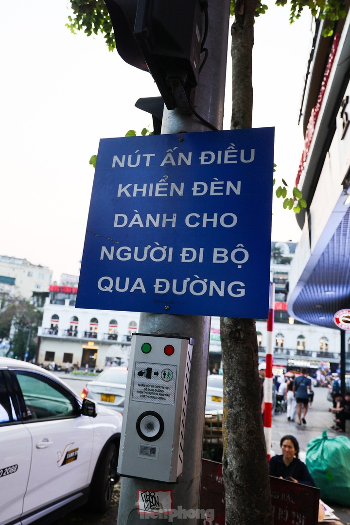 Pedestrian traffic lights fail to work in Hanoi - 4