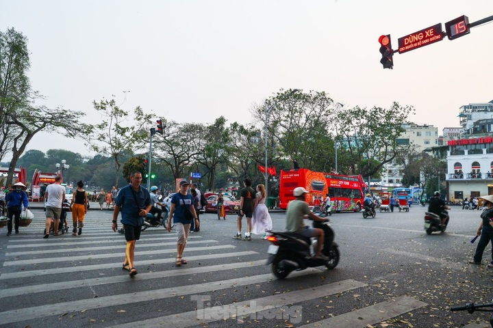 Pedestrian traffic lights fail to work in Hanoi - 3
