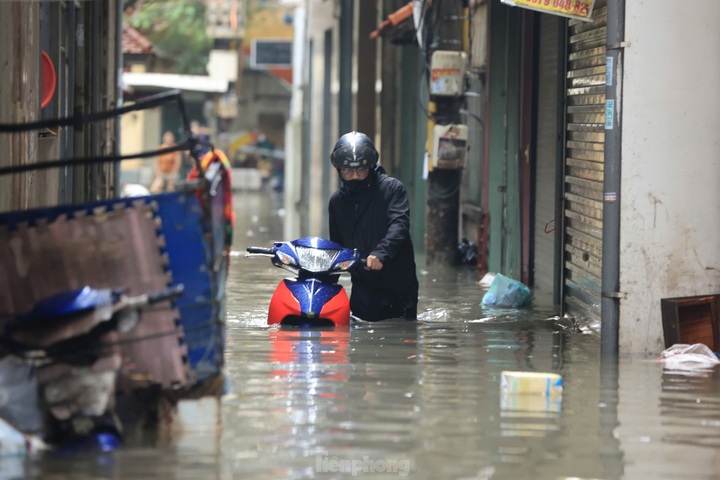 Heavy rain submerges Hanoi streets - 7 Heavy rain submerges Hanoi streets - 7