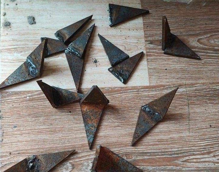 Cars get flat tyres from nails in Binh Duong road - 3