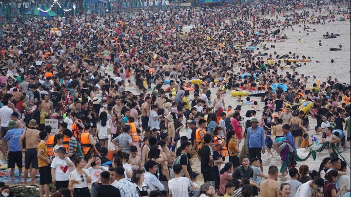 Haiphong beaches jammed with visitors - 2
