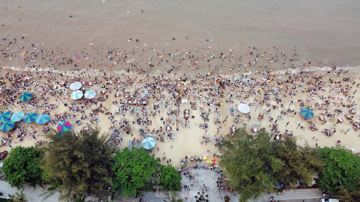 Haiphong beaches jammed with visitors - 3