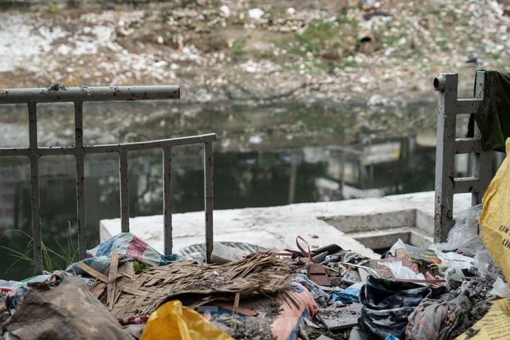 Hanoi riverside barriers face deterioration - 4 Hanoi riverside barriers face deterioration - 4