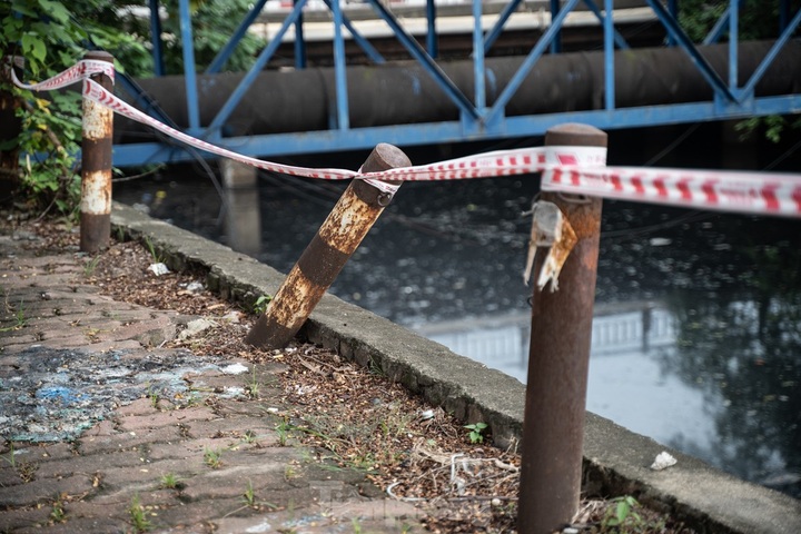 Hanoi riverside barriers face deterioration - 1 Hanoi riverside barriers face deterioration - 1
