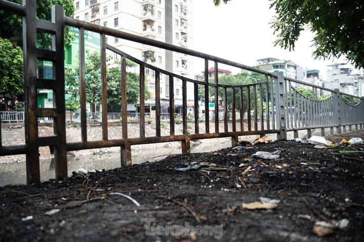 Hanoi riverside barriers face deterioration - 6 Hanoi riverside barriers face deterioration - 6
