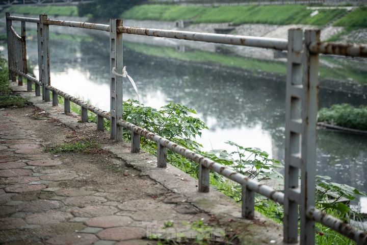 Hanoi riverside barriers face deterioration - 3 Hanoi riverside barriers face deterioration - 3