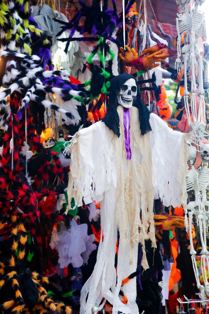 Hanoi filled with Halloween spirit - 3 Hanoi filled with Halloween spirit - 3