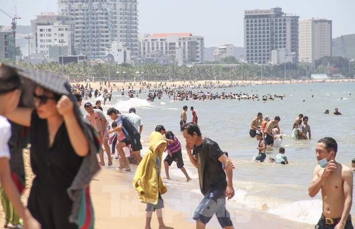 People rush to Quy Nhon beaches for lucky festival - 2