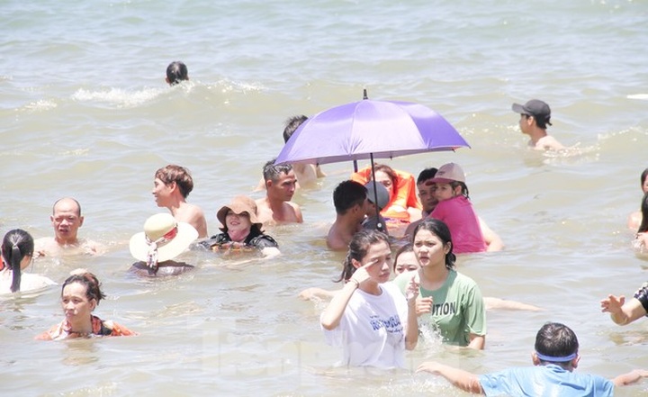 People rush to Quy Nhon beaches for lucky festival - 1