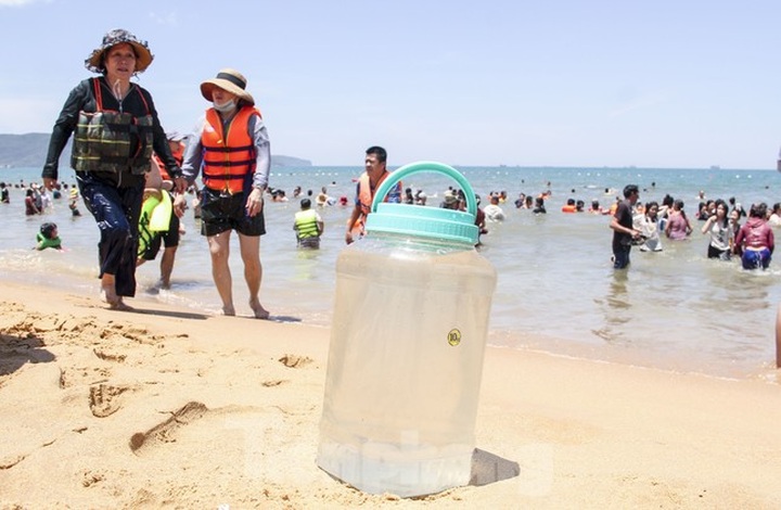 People rush to Quy Nhon beaches for lucky festival - 4