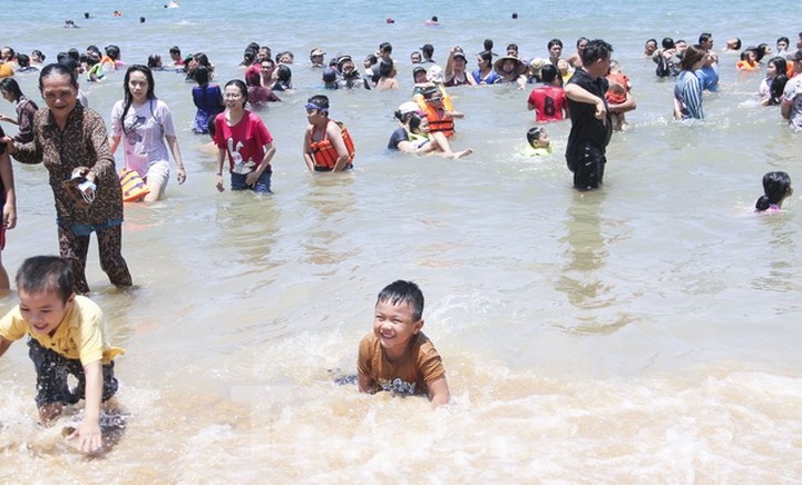 People rush to Quy Nhon beaches for lucky festival - 3