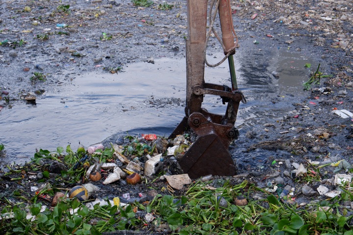 Tonnes of rubbish collected from HCM City canal - 4