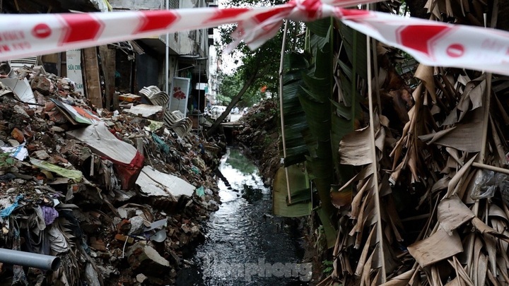 Hanoi canals face severe pollution - 1