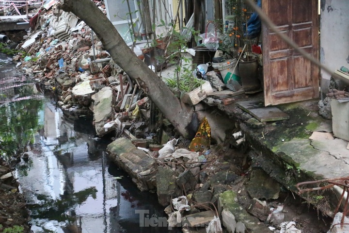 Hanoi canals face severe pollution - 6