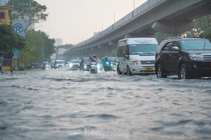 Heavy rain submerges Hanoi streets - 1 Heavy rain submerges Hanoi streets - 1