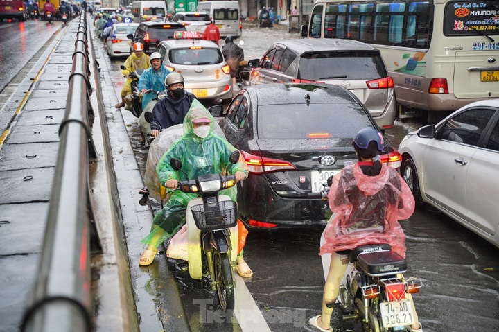 Heavy rain submerges Hanoi streets - 4 Heavy rain submerges Hanoi streets - 4