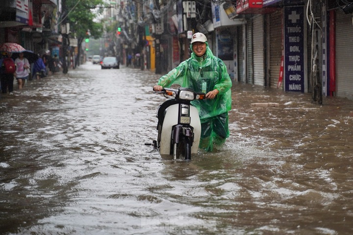 Heavy rain submerges Hanoi streets - 6 Heavy rain submerges Hanoi streets - 6