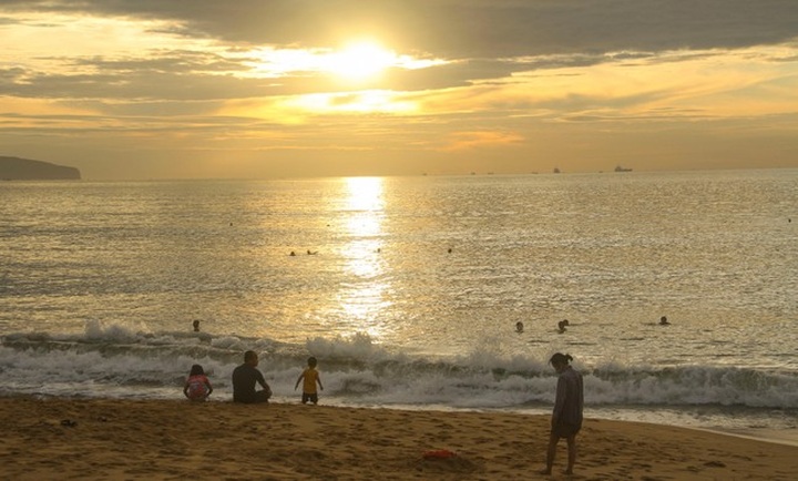People enjoy swimming as beaches reopen in Quy Nhon - 2
