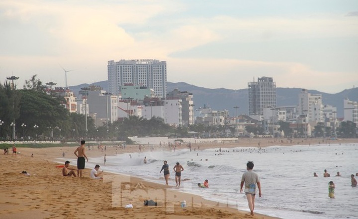 People enjoy swimming as beaches reopen in Quy Nhon - 1
