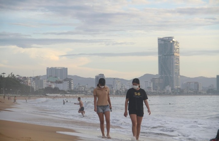 People enjoy swimming as beaches reopen in Quy Nhon - 4