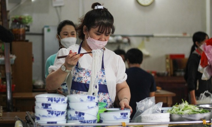 People enjoy swimming as beaches reopen in Quy Nhon - 5