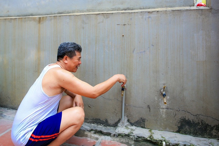 Many areas in Hanoi face severe water shortage - 1