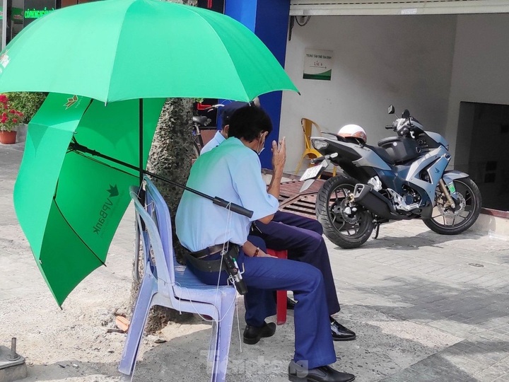 HCM City faces scorching hot weather - 6