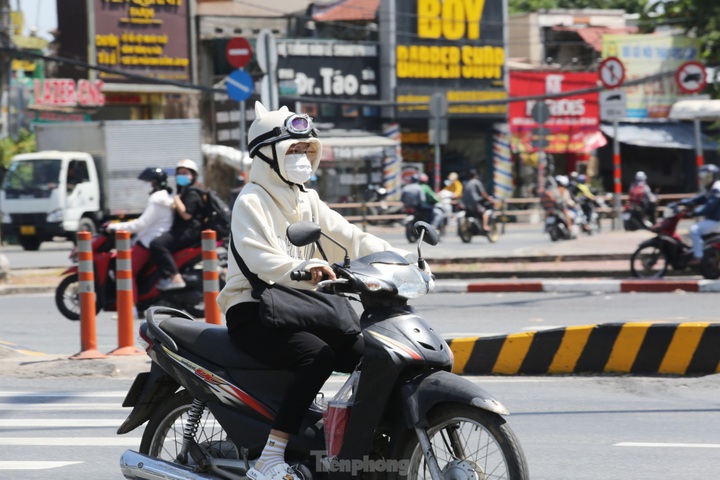HCM City faces scorching hot weather - 4