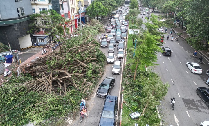 Hanoi streets severely congested after typhoon - 2