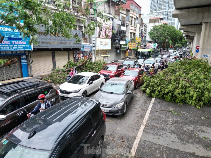 Hanoi streets severely congested after typhoon - 4
