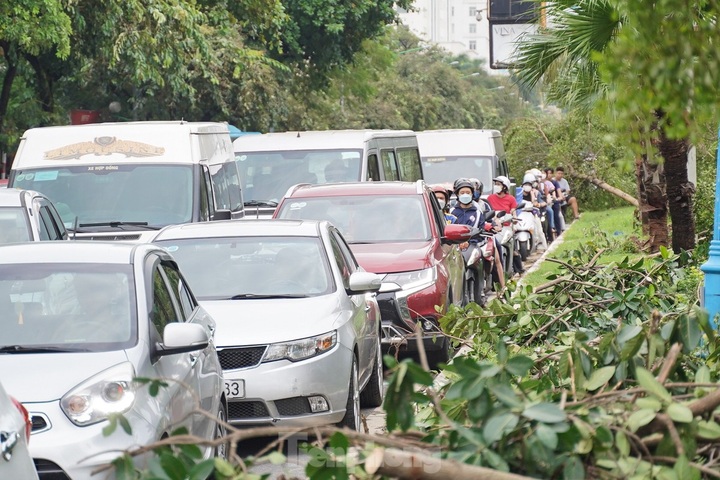 Hanoi streets severely congested after typhoon - 3