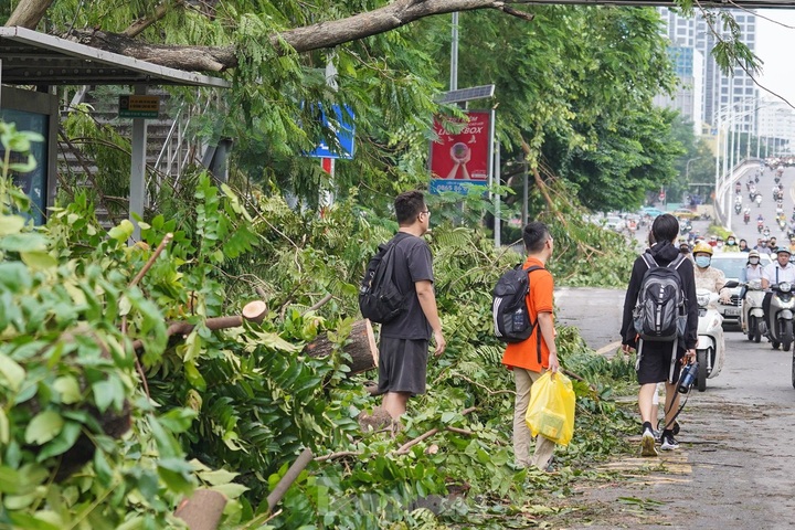 Hanoi streets severely congested after typhoon - 7